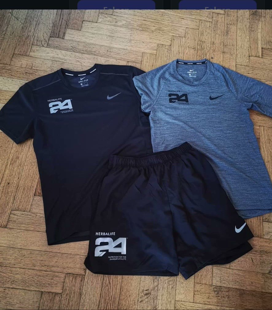 Zwei Sportshirts in Dunkelblau und Grau mit Hose, alle mit kleinem Logo