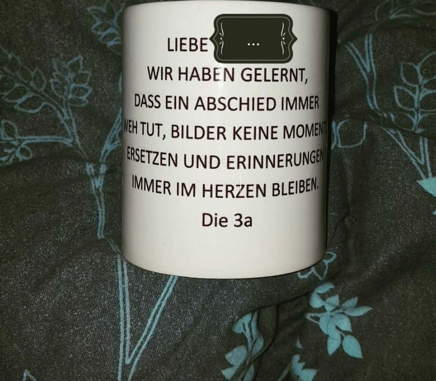 Weiße Tasse mit einem mehrzeiligen deutschen Abschiedsspruch