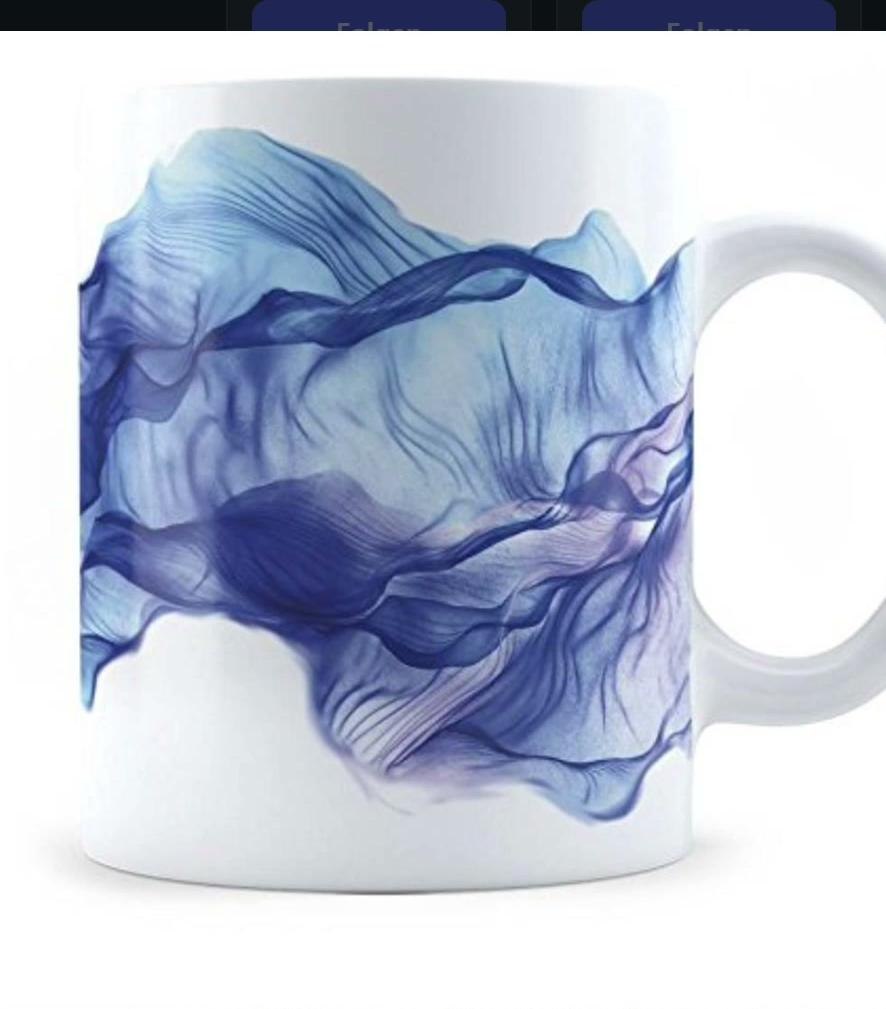 Weiße Tasse mit blauem, wolkigem Tintenmotiv